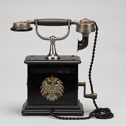 Photograph of the desktop telephone "OB 05", Siemens & Halske, Berlin, around 1905.