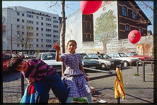 Kinder mit Luftballons, Sudermanplatz, Köln-Agnesviertel