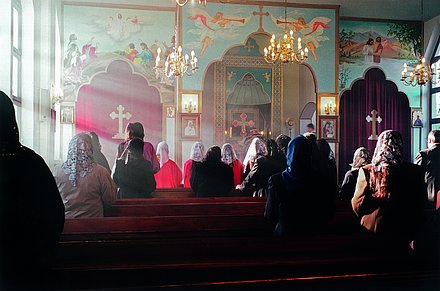 Aufnahme aus der St. Petrus und Paulus Kirche in Herne während einer Messe der Syrisch-Orthodoxen Gemeinde.