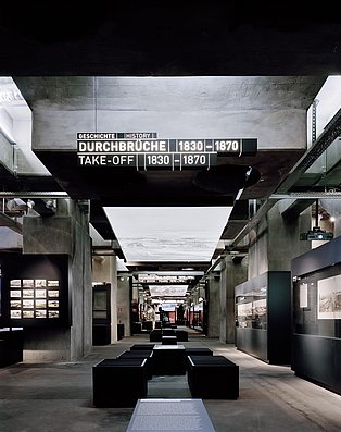 Blick in den Mittelkorridor auf der 6-Meter-Ebene der Dauerausstellung.