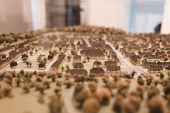 Modell der Gartenstadt Margarethenhöhe mit Häuserreihen, begrünten Straßen und dem zentralen Marktplatz aus erhöhter Perspektive.