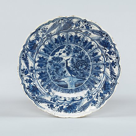Photograph of a wall plate with heron motif, Delft, around 1700.