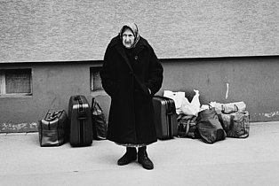 Spätaussiedlerin aus der Sowjetunion im Durchgangslager Unna­-Massen, 1991 
