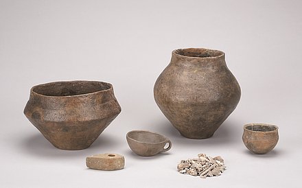 Photograph of grave finds from Radberg near Hülsten between the 2nd - 1st millennium BC.