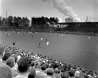 Das Foto zeigt einen Ausschnitt des Fußballspiels des FC Schalke 04 in der Glückauf-Kampfbahn in Gelsenkirchen, 1955.