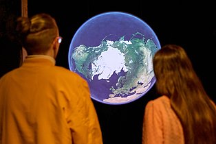 Menschen in der Sonderausstellung "überLeben in der Eiszeit"