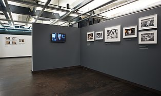 Blick in die Galerieausstellung "Mustafas Traum. Fotografien von Henning Christoph zum türkischen Leben in Deutschland 1977 - 1989"