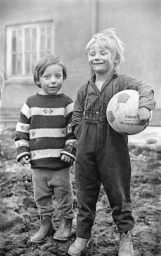Das Foto zeigt zwei junge Fußballfreunde in Essen am 25.01.1967 .