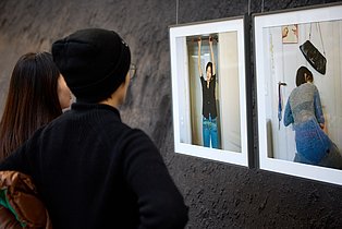 Menschen in der Ausstellung: In Between. Fotografien von Jiaying Yu