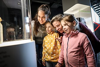 Familie in Dauerausstellung