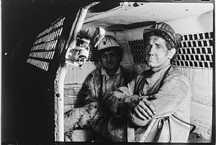 İki maden işçisi eski model bir personel aracında, Walsum Maden Ocağı, Duisburg
