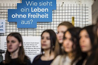 Menschen in der Ausstellung Unter Tage. Unter Zwang.