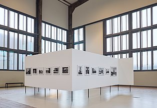 Blick in die Ausstellung "Zollverein. Architekturfotografien von Bernd Langmack" 