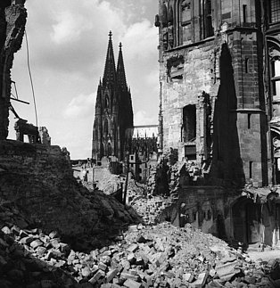 Wiederaufbau des Kölner Doms: Blick auf den Dom, rechts Reste des beschädigten Rathausturms, Köln, September 1947
