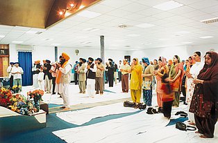 Satsang (spirituelle Zusammenkunft) in der Singh Sabha Gurdwara, einer spirituellen Schul- und Gebetsstätte der Sikhs, Moers 2009 
