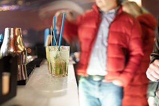 Nahaufnahme eines Cocktails auf einem Bartresen im Erich-Brost-Pavillon.