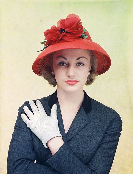 Portrait einer jungen Frau aus der zweiten Hälfte der 1950er Jahre.