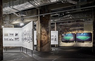 Das Foto zeigt einen Einblick in die Sonderausstellung „Mythos und Moderne. Fußball im Ruhrgebiet”.
