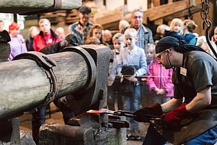 Schmiedevorführung im Halbachhammer Schmiedevorführung im Halbachhammer