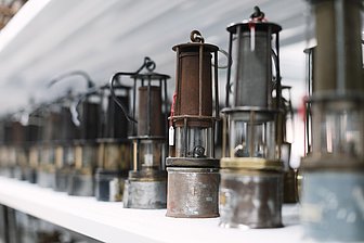 Grubenlampen in einem Regal des Schaudepots