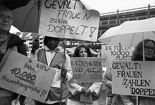 Demonstration vor dem Landtag NRW für mehr Frauenhaus-Plätze, Düsseldorf, 27. Oktober 2023 