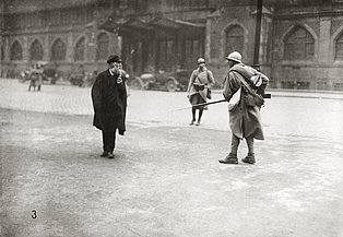 Begegnung eines französischen Soldaten mit Gewehr und einem Zivilisten 1923 vor dem Essener Hauptbahnhof