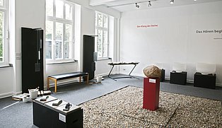 Klangraum des Mineralien-Museums, der mit verschiedenen Steinen ausgestattet ist, mit denen Klänge erzeugt werden können.