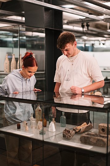 Besucher*innen in der Sonderausstellung „Jüngste Zeiten. Archäologie der Moderne an Rhein und Ruhr“ 