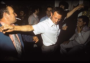 Vater Mustafa Aydın tanzt nach der Beschneidung seiner beiden Söhne, Essen-Altendorf, 2. Juli 1977 