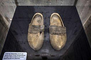 Objekte in der Ausstellung Unter Tage. Unter Zwang.