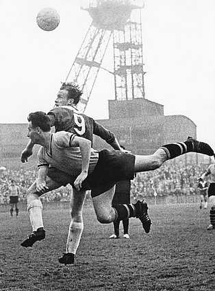 Das Foto zeigt einen Zweikampf zwischen Willy Burgsmüller (Borussia Dortmund) und Josef „Jupp“ Marx (SV Sodingen) in Herne am 23.04.1961.