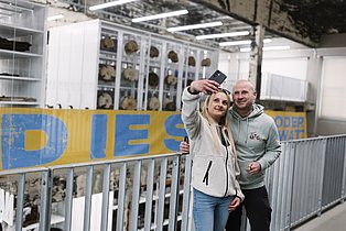 Selfie-Time im Schaudepot des Ruhr Museums vor dem dem Banner „Essen diese oder watt“