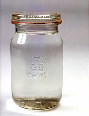 Einmachglas mit eingekochtem Wasser