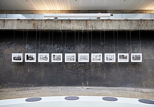 Blick in die Ausstellung "rebuilding. Fotografien von Janosch Rauter"