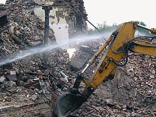 Essen-Westviertel, 2005, Abriss der „Alten Hauptverwaltung“ der Firma Friedrich Krupp. Im Hintergrund eine der gusseiserne Ziersäulen, die von der Stadtarchäologie geborgen wurden