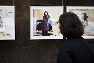 Menschen in der Ausstellung: In Between. Fotografien von Jiaying Yu.