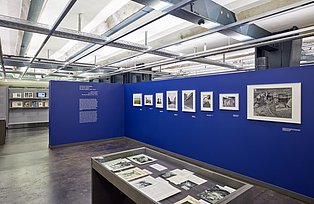 Blick in die Ausstellung "Bilder im Auftrag. Fotografien von Ruth Hallensleben" 