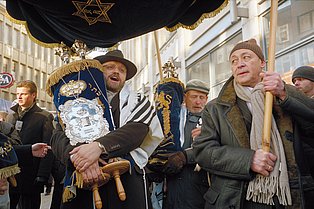 Tragen der Thorarollen anlässlich der Einweihung der neuen Synagoge, Bochum, 16. Dezember 2007 