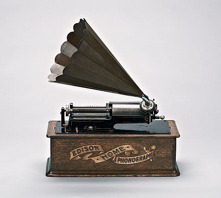 Aufnahme eines Walzenspieler „Edison Home Phonograph“ aus dem Jahre 1904. 