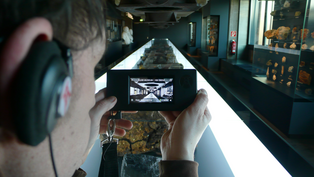Besucher genießt die Dauerausstellung des Ruhr Museums mit einem Audioguide