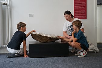 Kinder im Mineralien-Museum