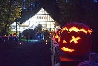 Leuchtender Kürbis vor dem Halbbachhammerhaus