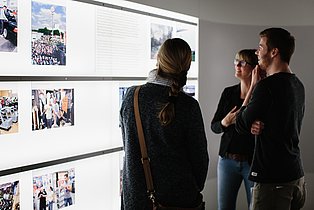 Drei Menschen betrachten Exponate während einer Führung in der Dauerausstellung des Ruhr Museums.
