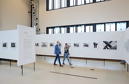 Gäste in der Ausstellung "Zollverein. Architekturfotografien von Bernd Langmack"