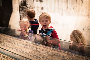 Kinder lachen in der Dauerausstellung des Ruhr Museums.