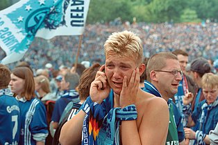 Das Foto zeigt einen weinenden Schalke-Anhänger nach der Vier-Minuten-Meisterschaft, Gelsenkirchen, 19.05.2001.