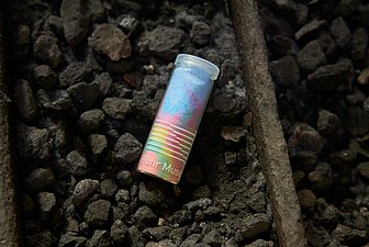 Glasröhrchen mit gefärbten Salzkristallen