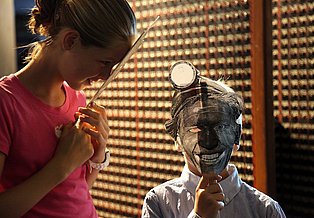 Kinder mit Masken von Bergbauarbeitern im Ruhr Museum.