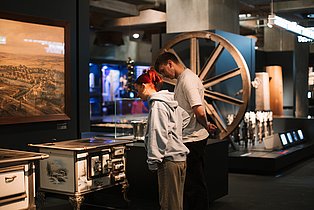 Zwei Menschen im Ruhr Museum vor historischen Küchenmöbeln