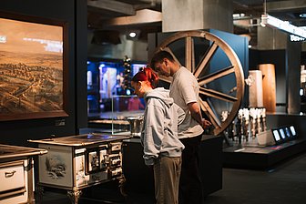 Zwei Menschen im Ruhr Museum vor historischen Küchenmöbeln